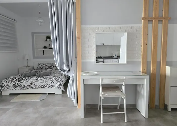 Apartment With Pool Access At Caesar Trikomo