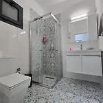 With Pool Access At Caesar Apartment