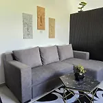 Apartment With Pool Access At Caesar Trikomo