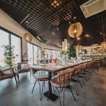 With Pool Access At Caesar