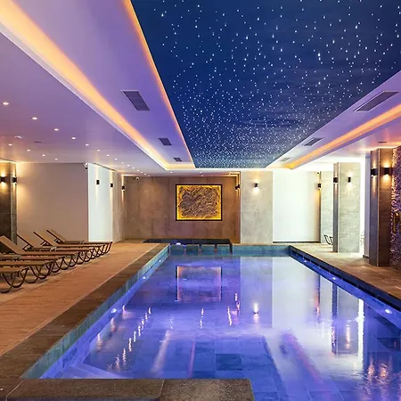 With Pool Access At Caesar 아파트 *