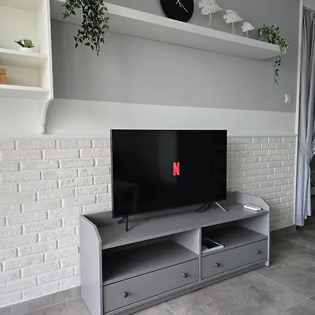 With Pool Access At Caesar Appartamento Trikomo