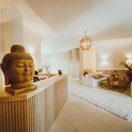 With Pool Access At Caesar