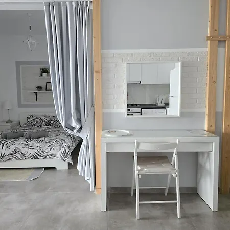 Lägenhet With Pool Access At Caesar Trikomo