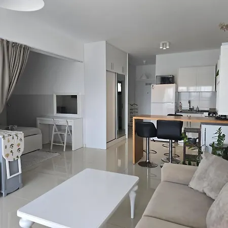 Appartement With Pool Access At Caesar Trikomo