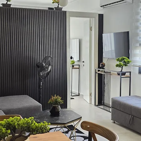 Apartment With Pool Access At Caesar Trikomo