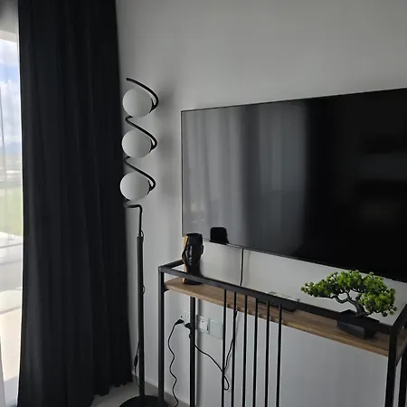 With Pool Access At Caesar Apartment